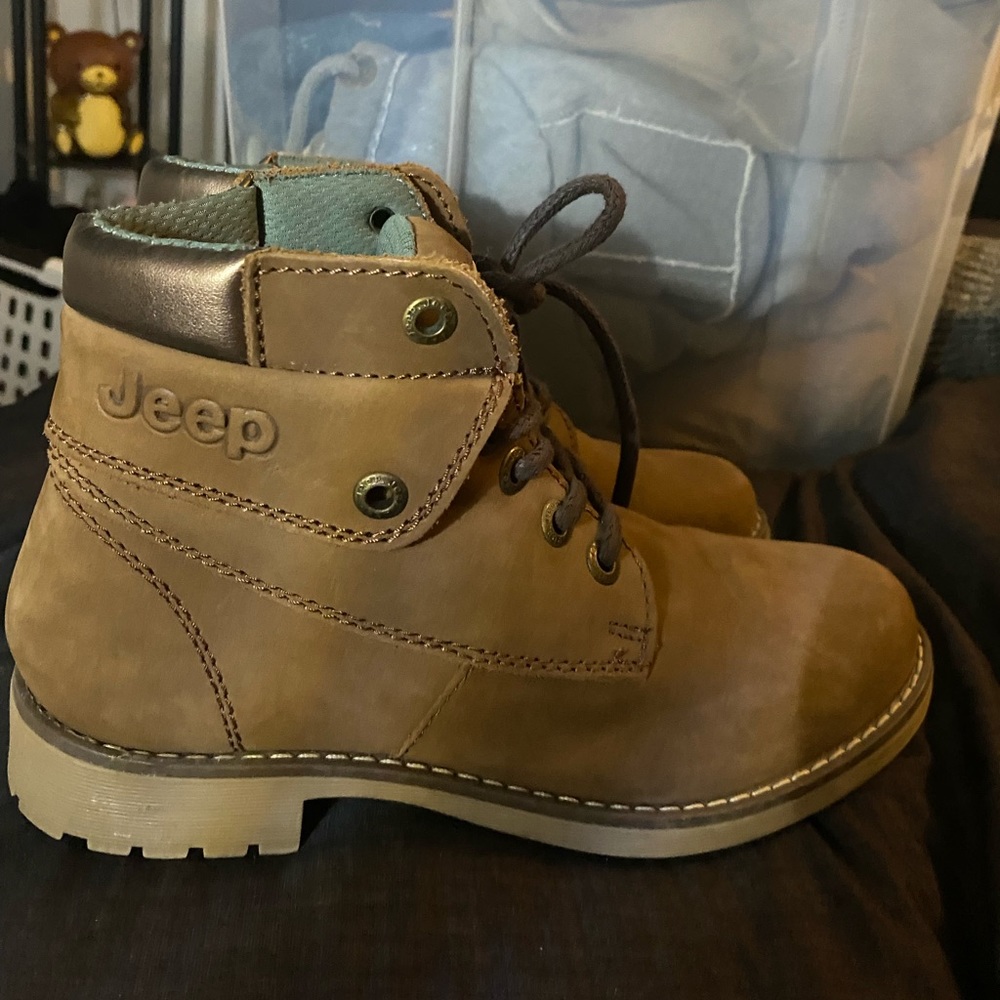 woman’s Jeeps booties 🌻🧸